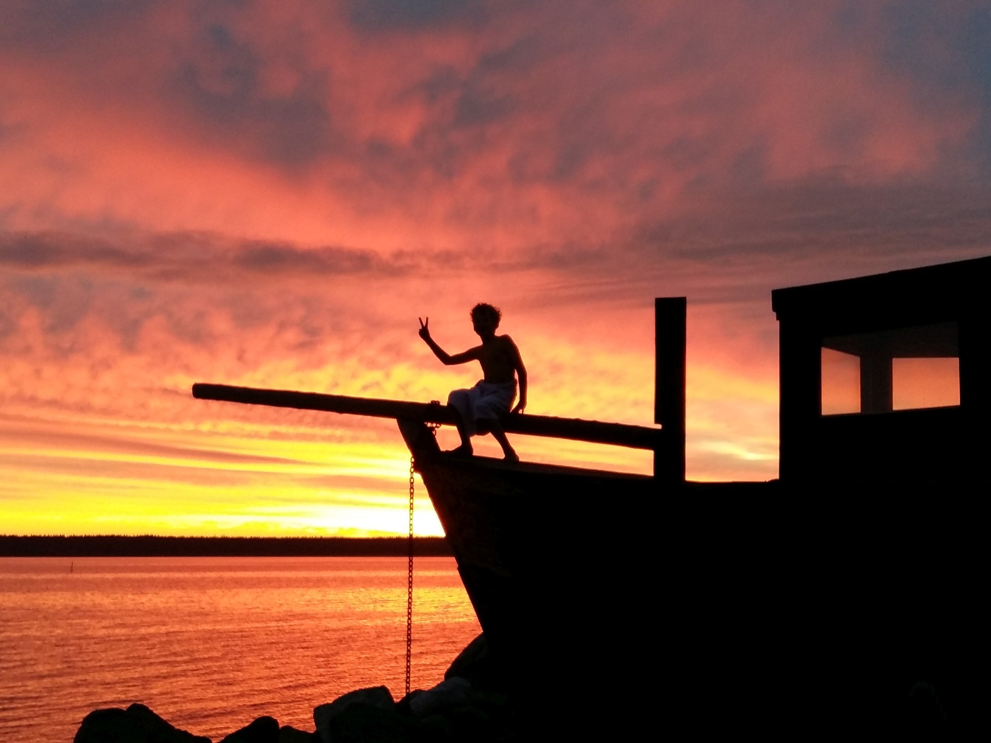 Päikeseloojang Kaptenimaja terrassilt – vaade Tallinna lahele